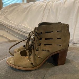 Vince Camuto hunter green suede shoes